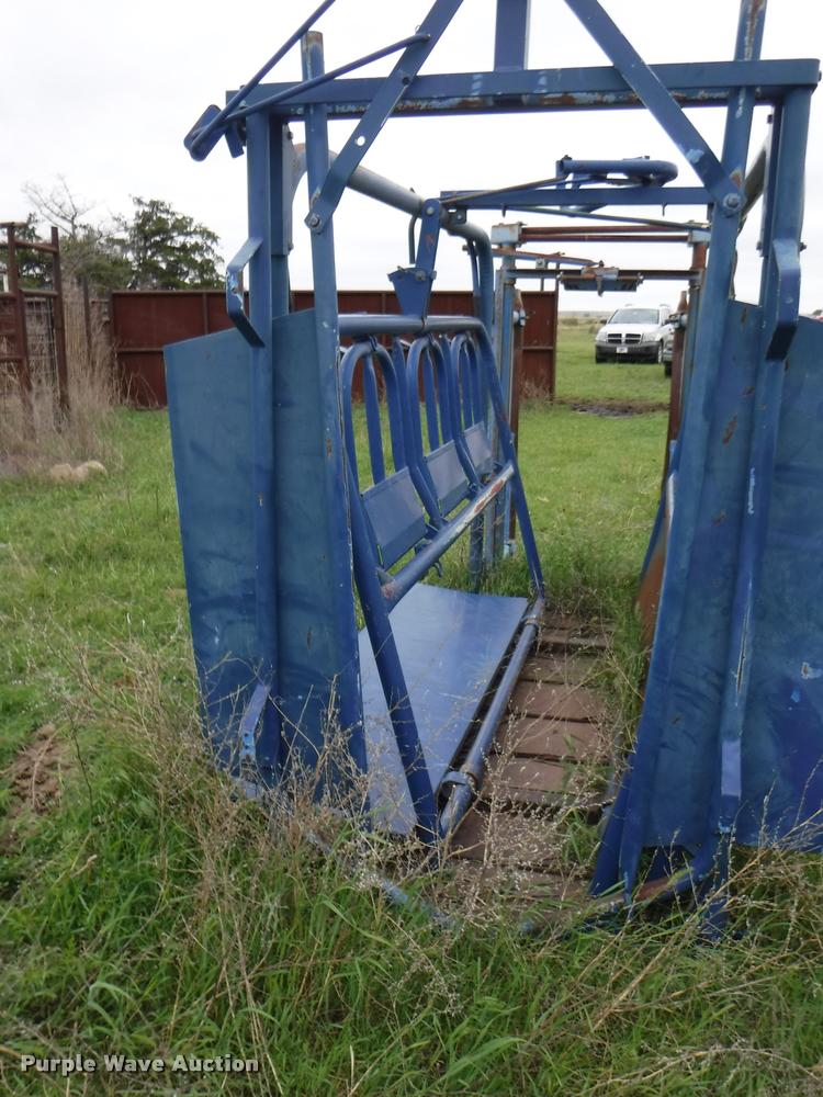 image for item DB3974 Universal cattle squeeze chute