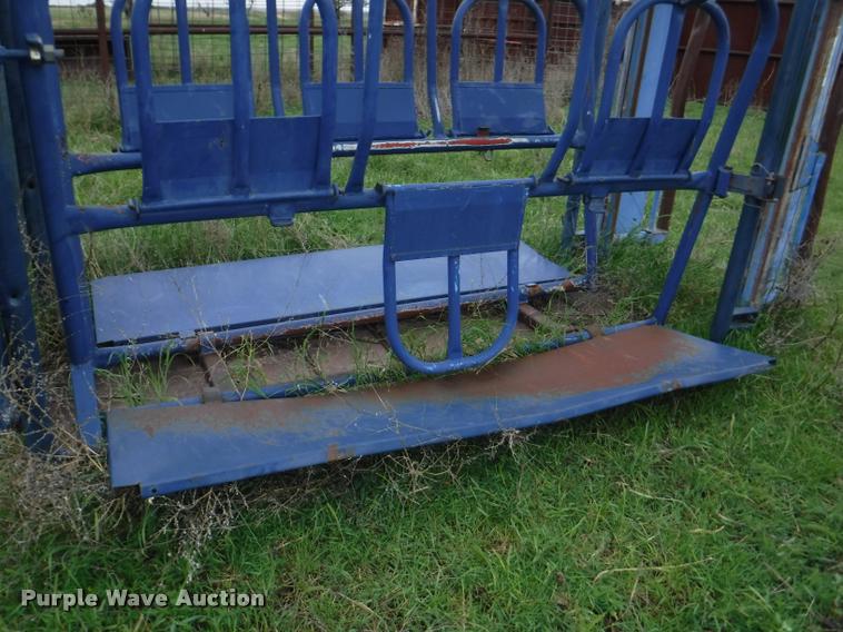 image for item DB3974 Universal cattle squeeze chute