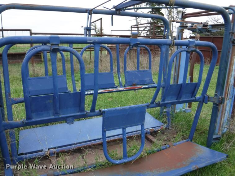 image for item DB3974 Universal cattle squeeze chute