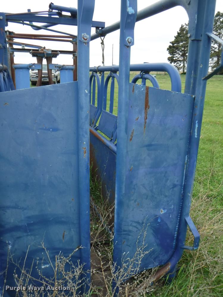 image for item DB3974 Universal cattle squeeze chute