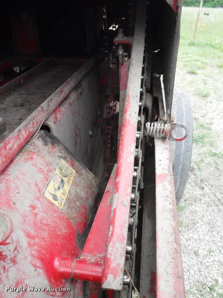 image for item DJ9174 1978 New Holland Hayliner 320 small square baler