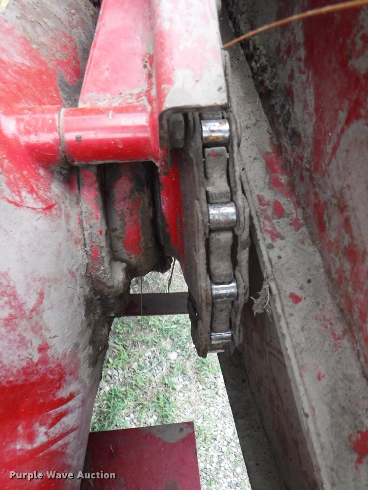 image for item DJ9174 1978 New Holland Hayliner 320 small square baler