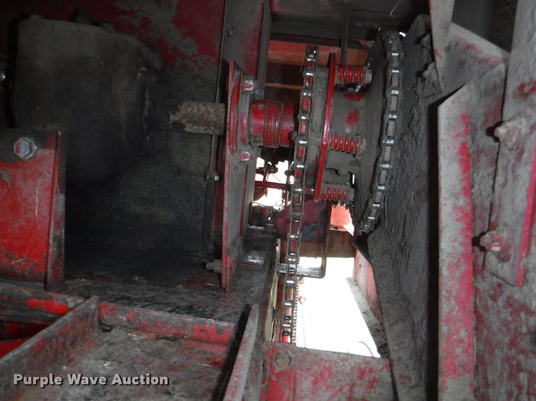 image for item DJ9174 1978 New Holland Hayliner 320 small square baler