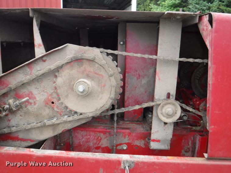 image for item DJ9174 1978 New Holland Hayliner 320 small square baler