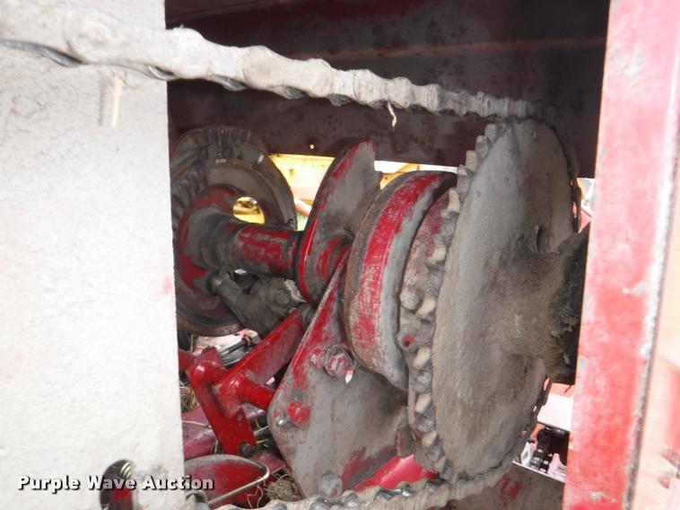 image for item DJ9174 1978 New Holland Hayliner 320 small square baler