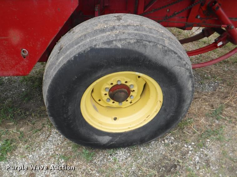 image for item DJ9174 1978 New Holland Hayliner 320 small square baler