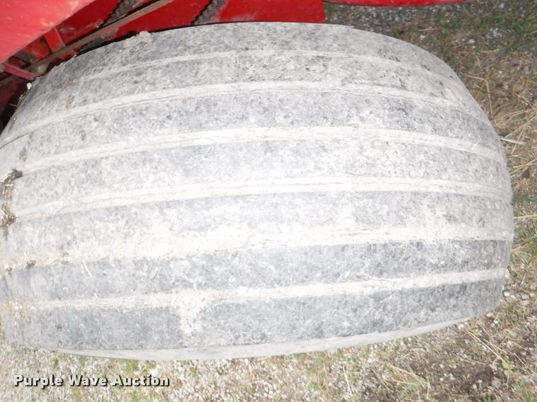 image for item DJ9174 1978 New Holland Hayliner 320 small square baler