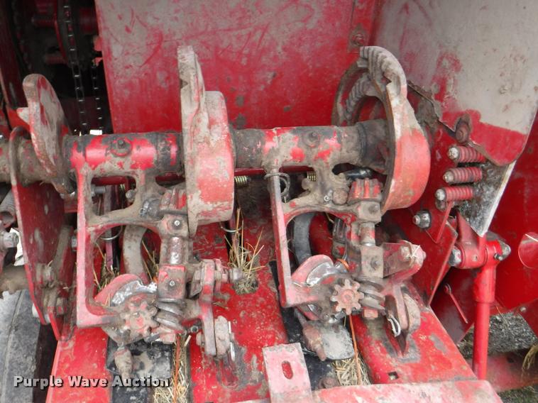 image for item DJ9174 1978 New Holland Hayliner 320 small square baler