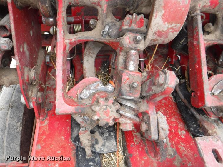 image for item DJ9174 1978 New Holland Hayliner 320 small square baler