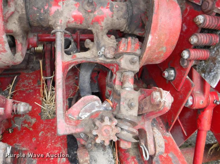 image for item DJ9174 1978 New Holland Hayliner 320 small square baler