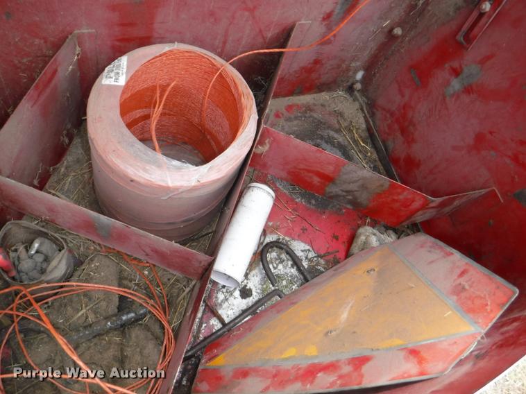 image for item DJ9174 1978 New Holland Hayliner 320 small square baler