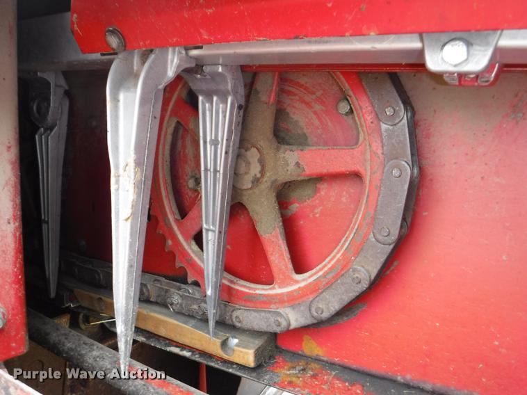 image for item DJ9174 1978 New Holland Hayliner 320 small square baler