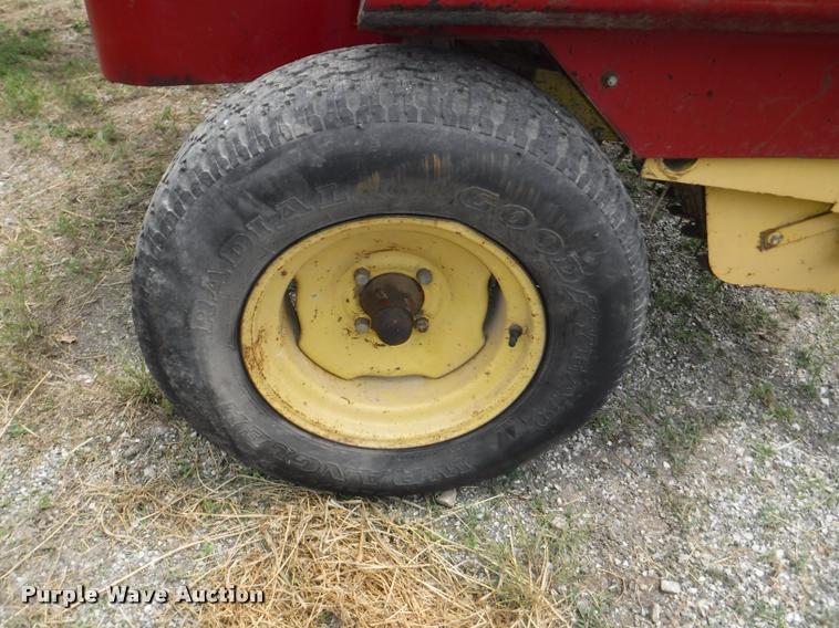 image for item DJ9174 1978 New Holland Hayliner 320 small square baler