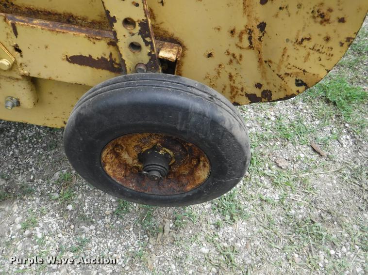 image for item DJ9174 1978 New Holland Hayliner 320 small square baler