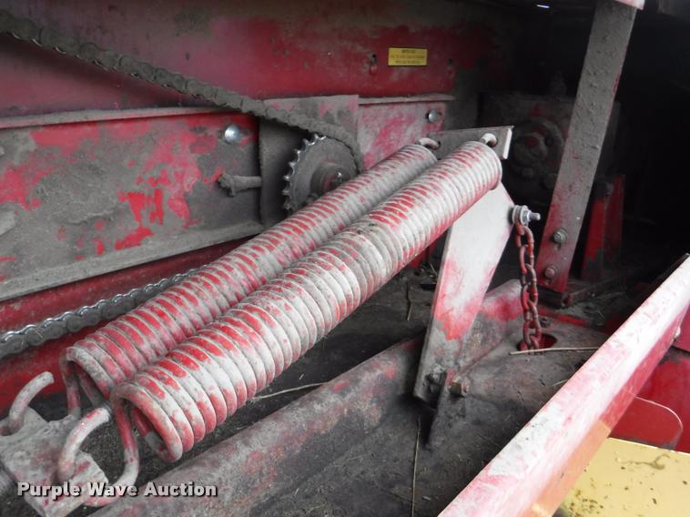 image for item DJ9174 1978 New Holland Hayliner 320 small square baler