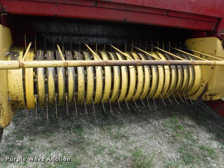 image for item DJ9174 1978 New Holland Hayliner 320 small square baler