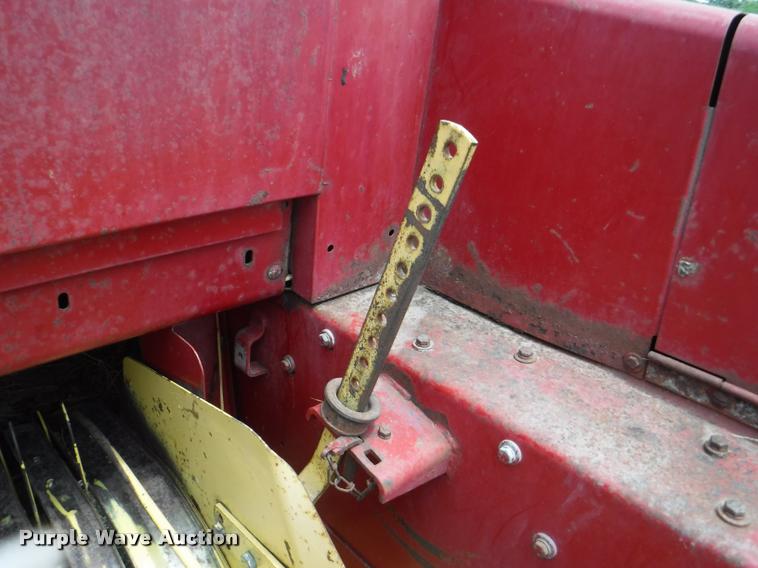 image for item DJ9174 1978 New Holland Hayliner 320 small square baler