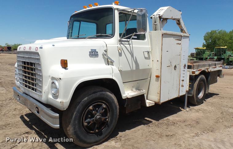 image for item DO9746 1977 Ford 7000 flatbed truck with crane