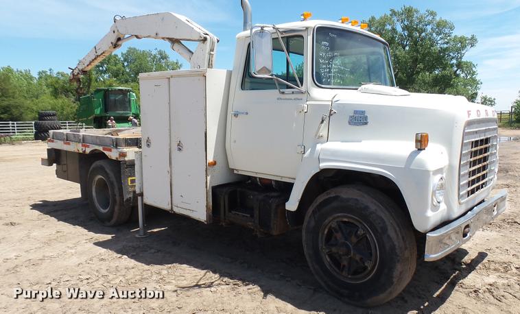 image for item DO9746 1977 Ford 7000 flatbed truck with crane