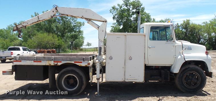 image for item DO9746 1977 Ford 7000 flatbed truck with crane