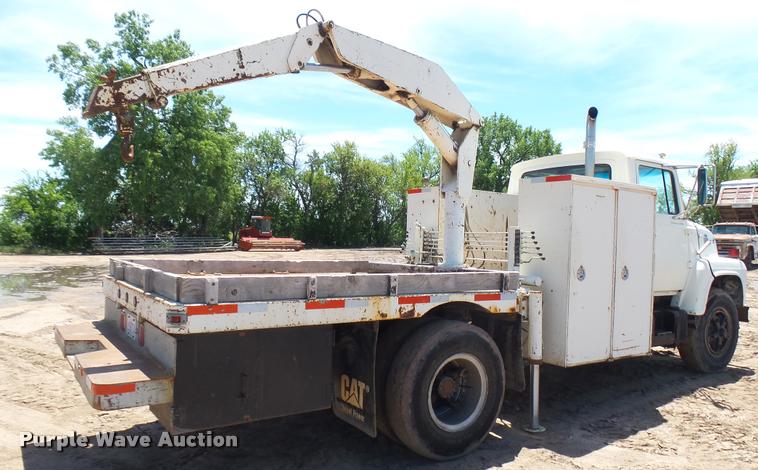 image for item DO9746 1977 Ford 7000 flatbed truck with crane