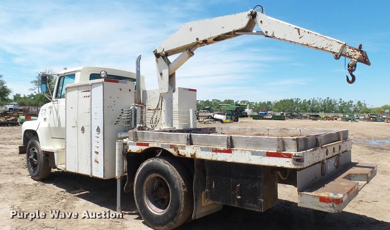 image for item DO9746 1977 Ford 7000 flatbed truck with crane