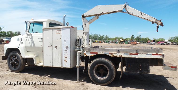 image for item DO9746 1977 Ford 7000 flatbed truck with crane