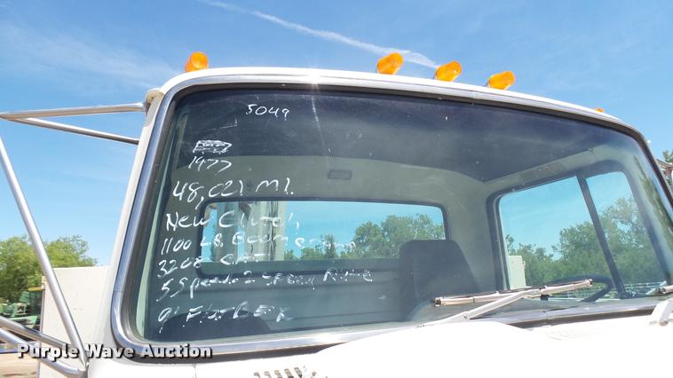 image for item DO9746 1977 Ford 7000 flatbed truck with crane