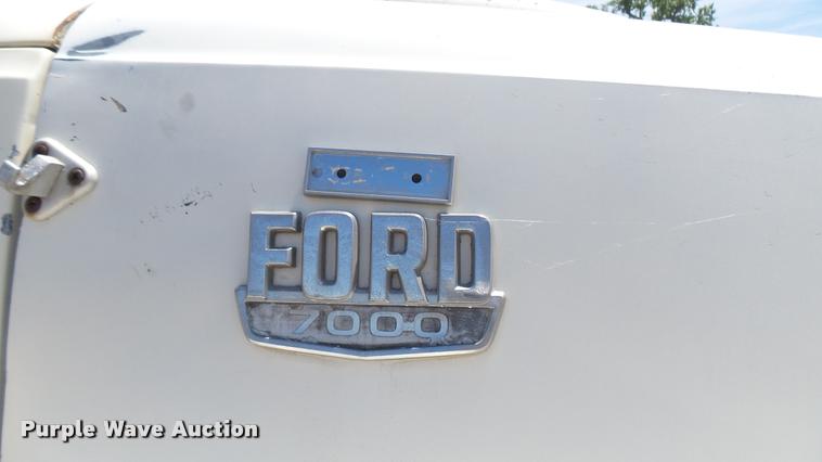 image for item DO9746 1977 Ford 7000 flatbed truck with crane