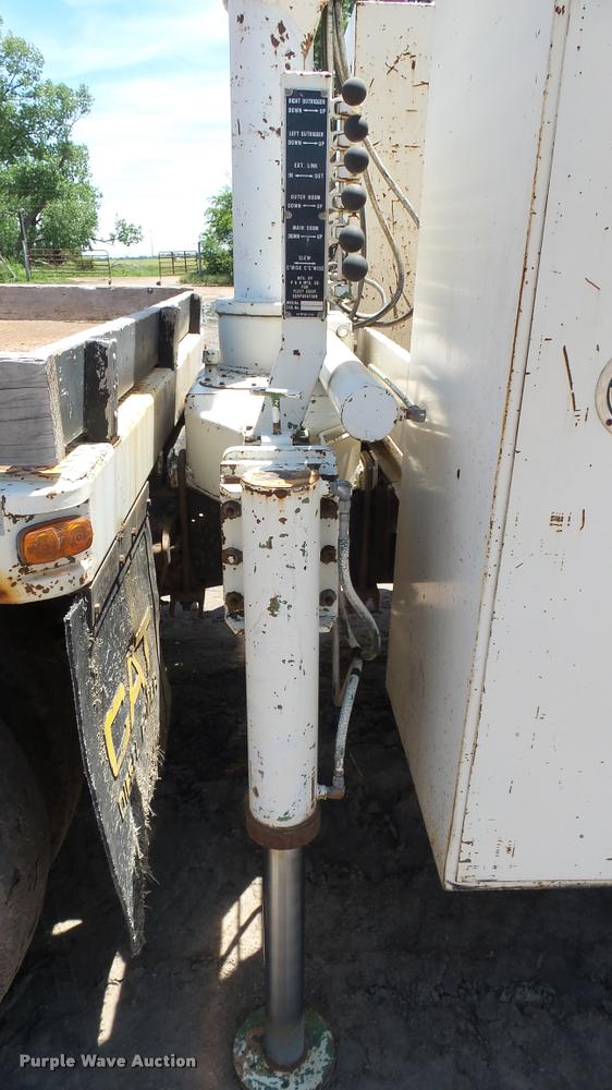 image for item DO9746 1977 Ford 7000 flatbed truck with crane