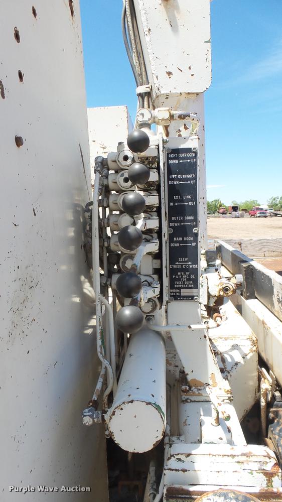 image for item DO9746 1977 Ford 7000 flatbed truck with crane