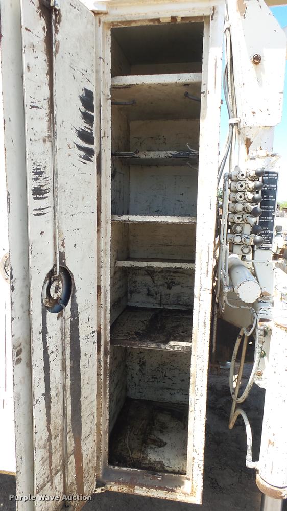 image for item DO9746 1977 Ford 7000 flatbed truck with crane