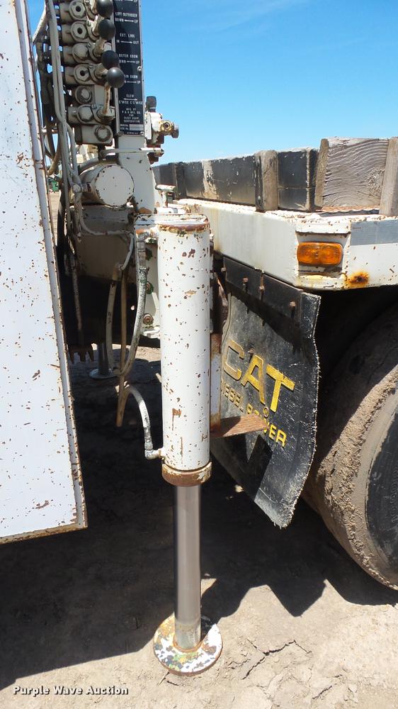 image for item DO9746 1977 Ford 7000 flatbed truck with crane