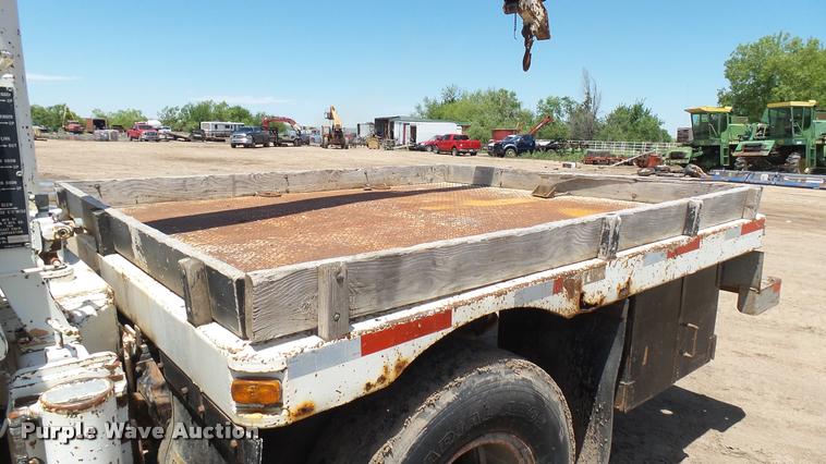 image for item DO9746 1977 Ford 7000 flatbed truck with crane