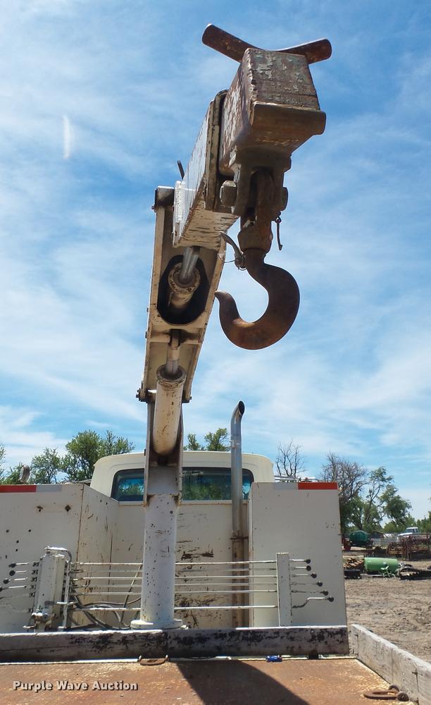 image for item DO9746 1977 Ford 7000 flatbed truck with crane