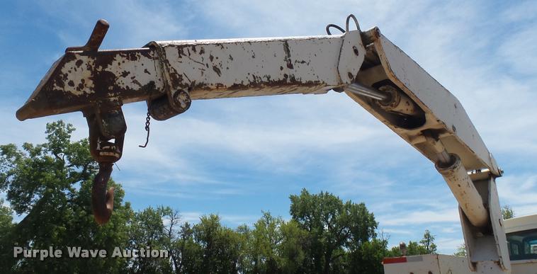 image for item DO9746 1977 Ford 7000 flatbed truck with crane