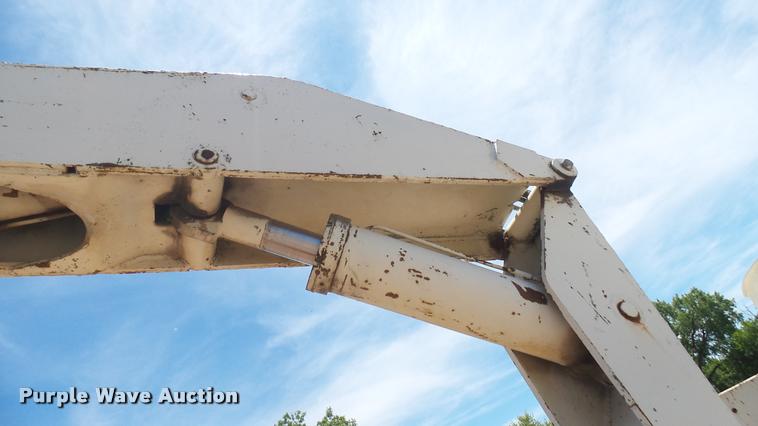 image for item DO9746 1977 Ford 7000 flatbed truck with crane