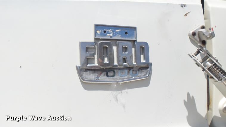 image for item DO9746 1977 Ford 7000 flatbed truck with crane