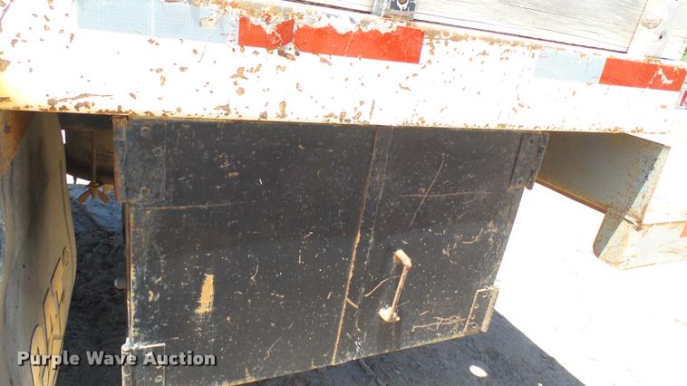 image for item DO9746 1977 Ford 7000 flatbed truck with crane