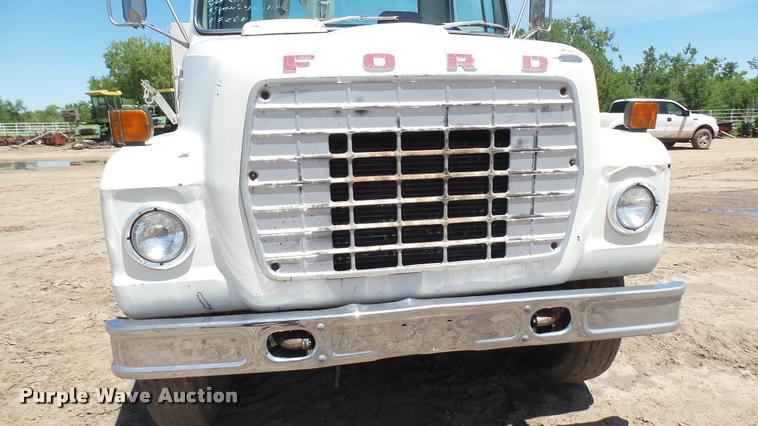 image for item DO9746 1977 Ford 7000 flatbed truck with crane