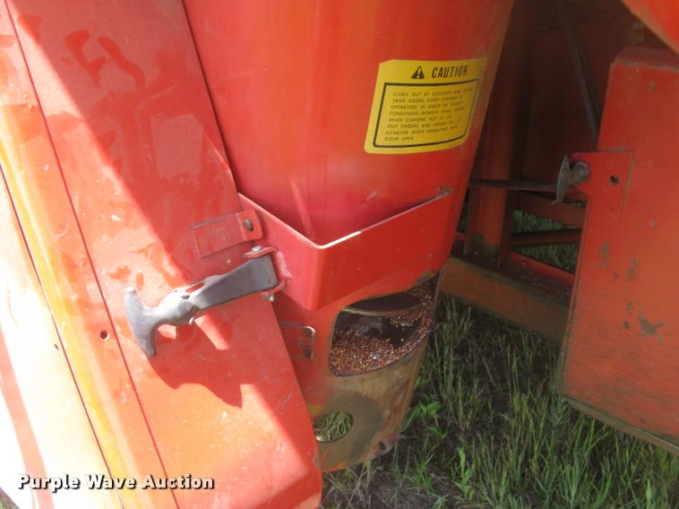 image for item L2332 1982 Massey-Ferguson 860 combine