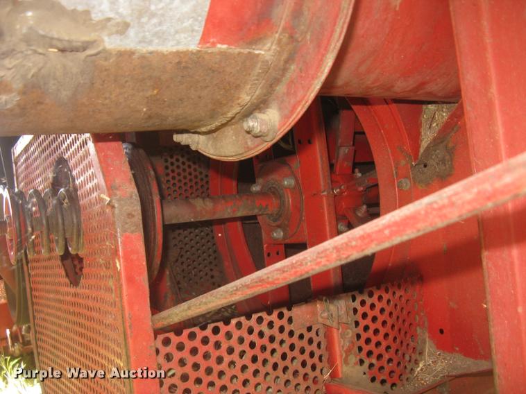 image for item L2332 1982 Massey-Ferguson 860 combine
