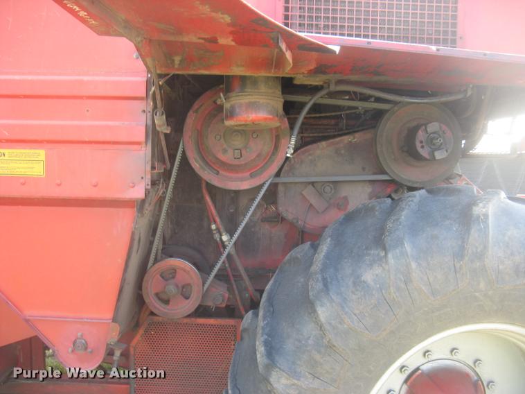 image for item L2332 1982 Massey-Ferguson 860 combine