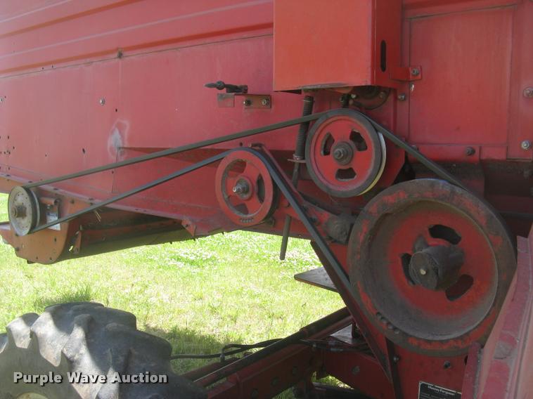 image for item L2332 1982 Massey-Ferguson 860 combine