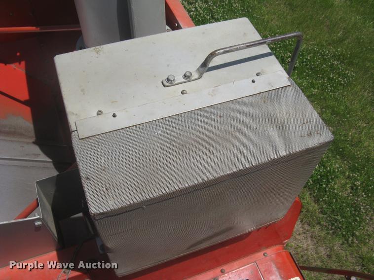 image for item L2332 1982 Massey-Ferguson 860 combine