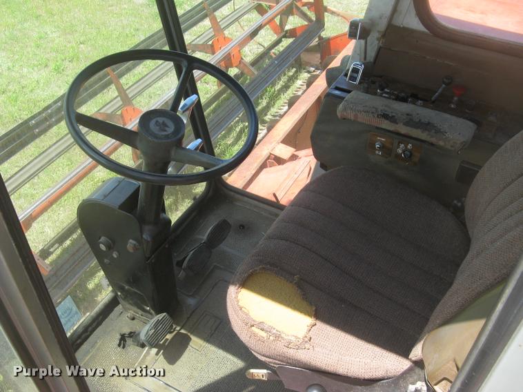 image for item L2332 1982 Massey-Ferguson 860 combine
