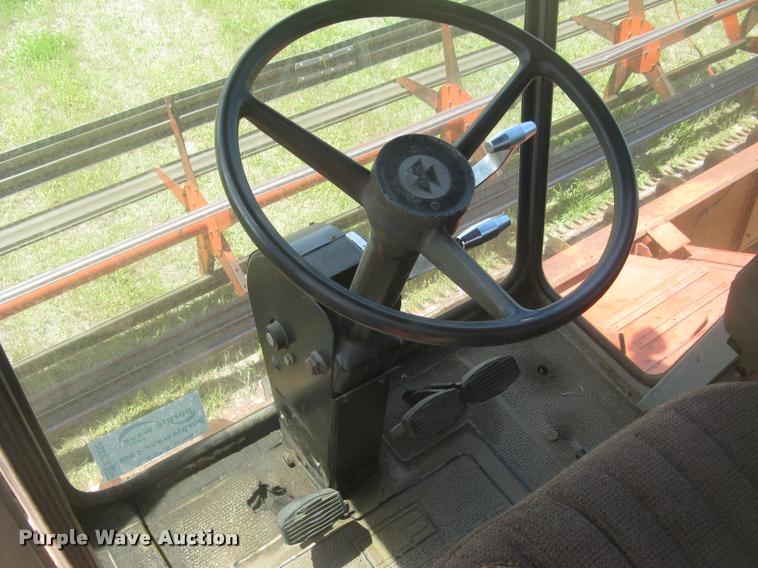 image for item L2332 1982 Massey-Ferguson 860 combine