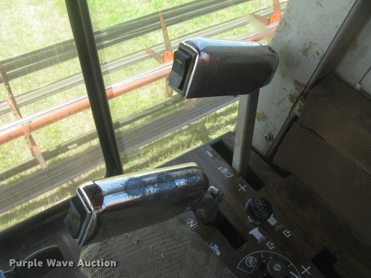 image for item L2332 1982 Massey-Ferguson 860 combine