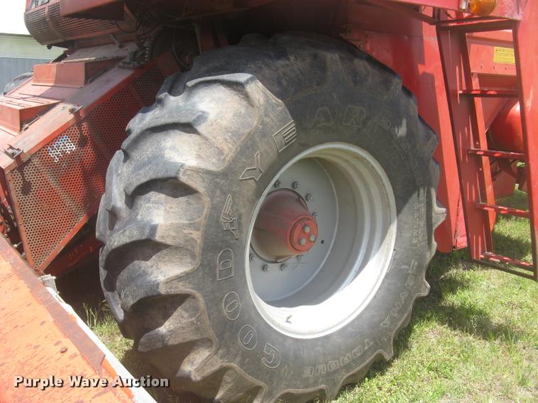 image for item L2332 1982 Massey-Ferguson 860 combine