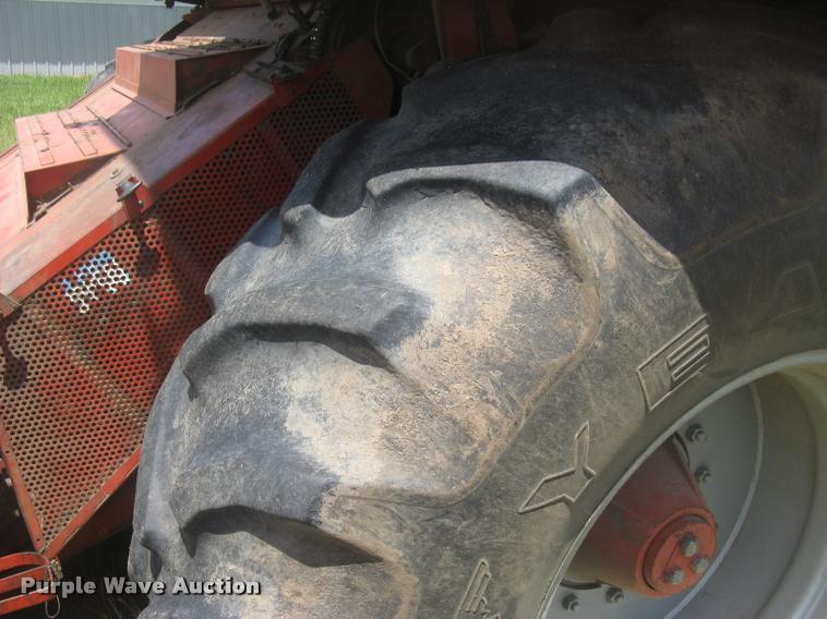 image for item L2332 1982 Massey-Ferguson 860 combine